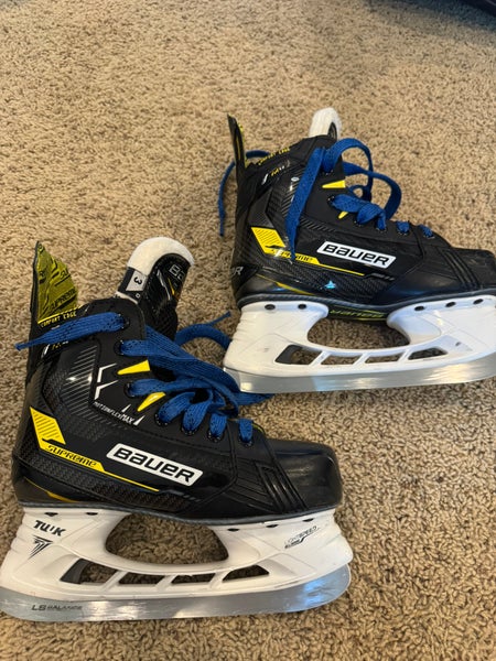 2022 Bauer Supreme M4 Hockey Skates Regular Width Size 3 (Used)