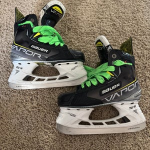 2021 Bauer Vapor 3X Hockey Skates Regular Width Size 2 (Used)