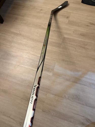 Senior Bauer Vapor Hyperlite 2 Right Handed Hockey Stick P28 65 Flex (New)