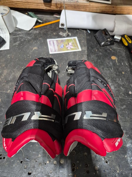 True Catalyst 9X Gloves 14" Pro Stock (Used)