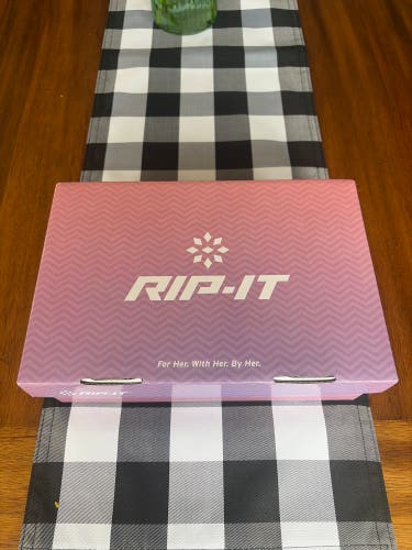 RIP-IT White Size M 7.0 (W 8.0) Low Top Molded Cleats (New)