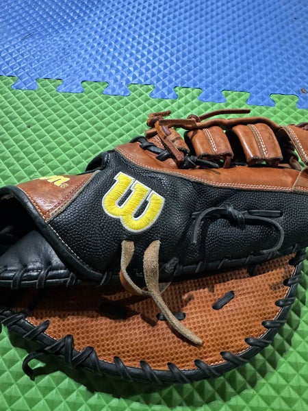 Wilson A2000 RH First Base Baseball Glove 12.5" (Used)