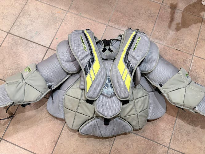 Large Vaughn VE8 Pro Carbon Goalie Chest Protector (Used)