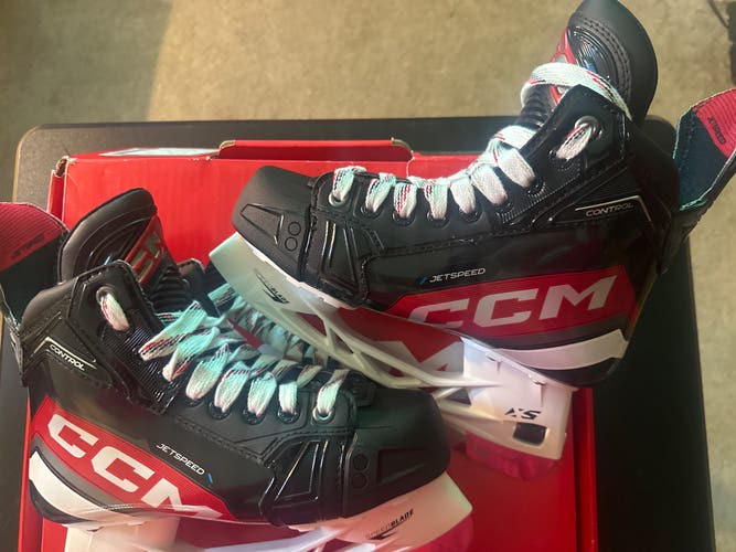 New Intermediate CCM Regular Width 4 JetSpeed Control Hockey Skates