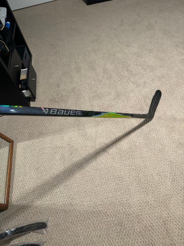 Intermediate Bauer Vapor FlyLite Left Hand Hockey Stick P90TM 65 Flex (New)
