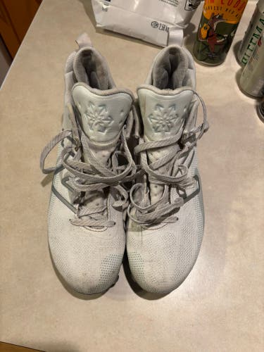 White Men's Size M 11.5 (W 12.5) Adult New Balance Freeze 4.0 Mid Top Molded Cleats (Used)