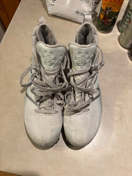 White Men's Size M 11.5 (W 12.5) Adult New Balance Freeze 4.0 Mid Top Molded Cleats (Used)