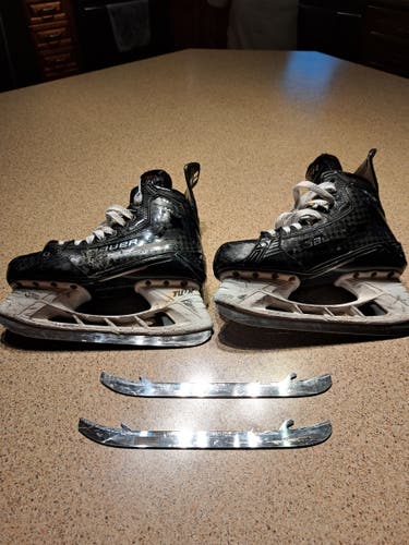 2023 Bauer Supreme Mach Hockey Skates Regular Width 8.5 (Used)
