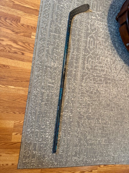 Senior Bauer Twitch Right Handed Hockey Stick P28 87 Flex (Used)