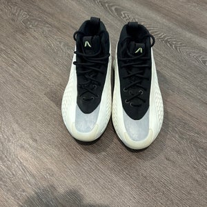 Men's Size M 7 (W 8.0) Adidas Shoes (Used)