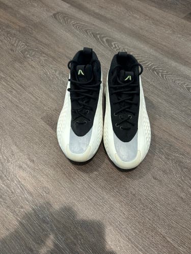 Men's Size M 7 (W 8.0) Adidas Shoes (Used)