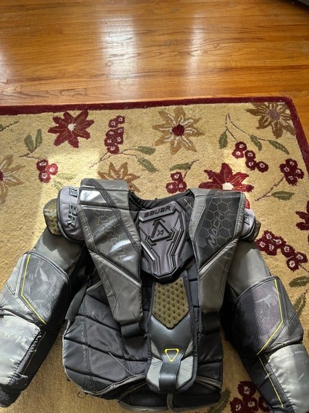 Large 2022 Bauer Mach Goalie Chest Protector (Used)