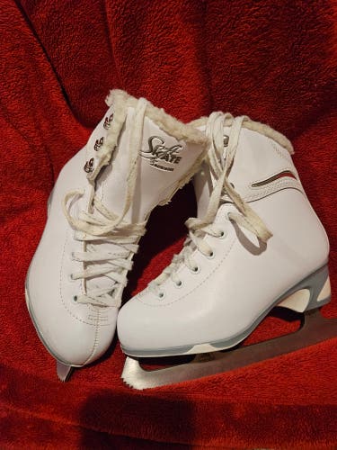 Soft Skates Figure Skates Junior 3 (Used)