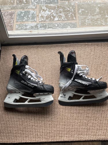 2023 Bauer Vapor Hyperlite 2 Hockey Skates Regular Width 6.5 (Used)
