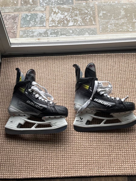 2023 Bauer Vapor Hyperlite 2 Hockey Skates Regular Width 6.5 (Used)