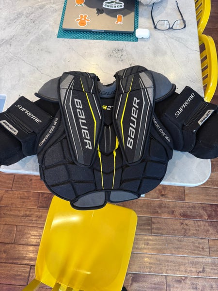 Medium Bauer Supreme S27 Goalie Chest Protector (Used)j