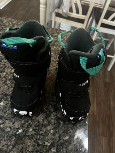 Unisex 8K (Toddler) Burton Mini Grom Snowboard Boots Medium Flex All Mountain (Used)