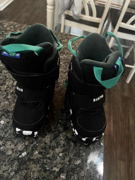 Unisex 8K (Toddler) Burton Mini Grom Snowboard Boots Medium Flex All Mountain (Used)
