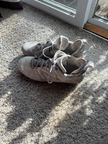 White Men's Size M 11.5 (W 12.5) Adult New Balance Freeze Mid Top Turf Cleats (Used)