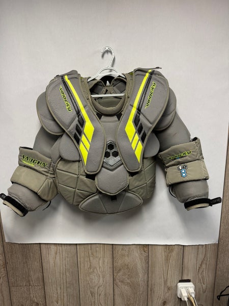 Large Vaughn VE8 Pro Carbon Goalie Chest Protector (Used)