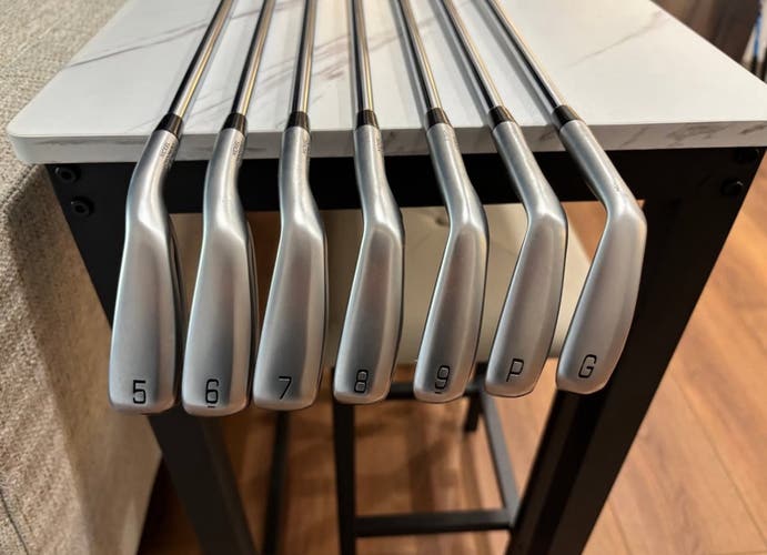 Mizuno JPX 925 Hotmetal Irons. 5-GW, Nippon GH Neo 950 R flex irons, JumboMax grips.