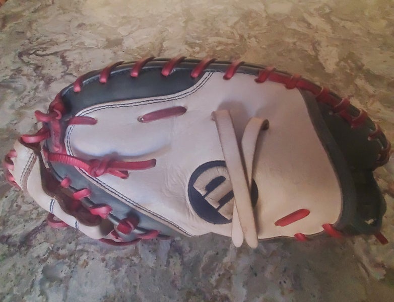 Wilson A2000 RHT Catcher's Glove 32.5" (Used)