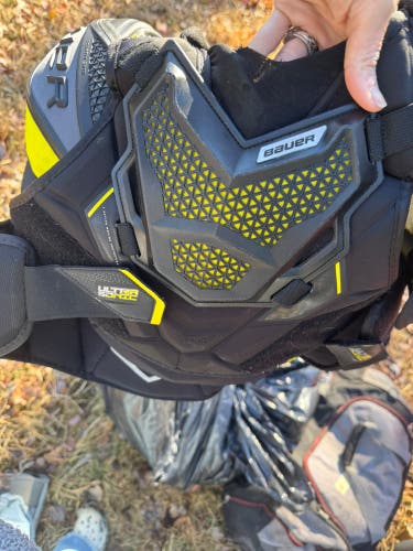 Large Senior Bauer Supreme Ultrasonic Shoulder Pads (New)