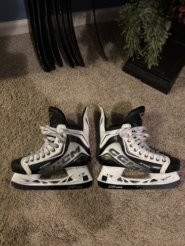 UNRELEASED 2025 WHITE CCM JetSpeed FT8 Pro Hockey Skates Regular Width 7.5 (Used)