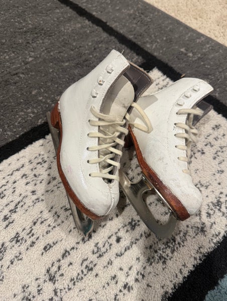Riedell Figure Skates Junior 11 (Used)