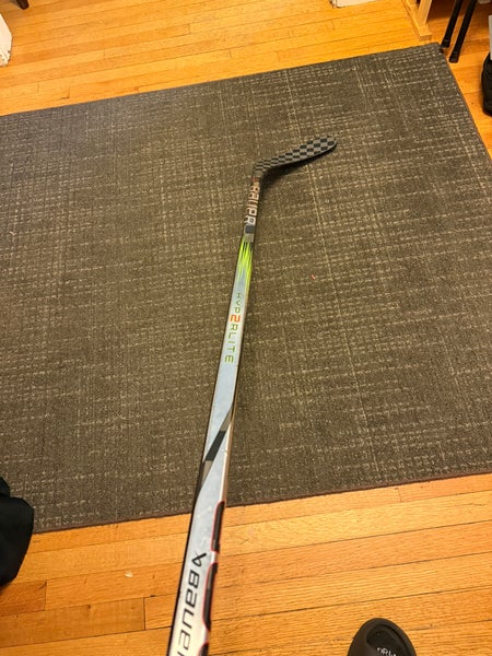 Intermediate Bauer Vapor Hyperlite 2 Right Handed Hockey Stick P92 65 Flex (Used)