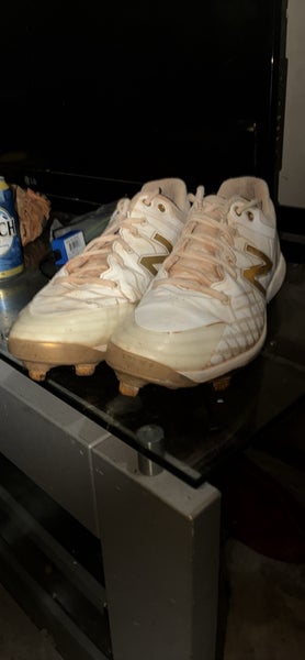 White Men's Size M 9.0 (W 10.0) Adult New Balance Low Top Metal (Used)