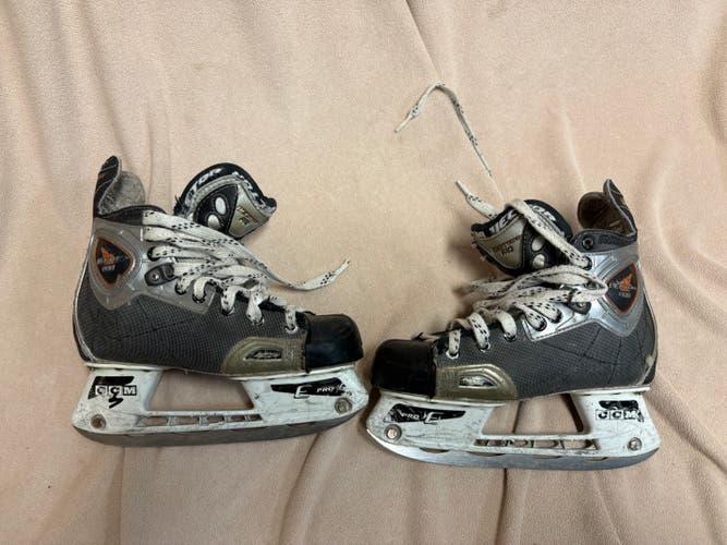 CCM Tacks Vector Pro Hockey Skates Size 3.5 (Used)