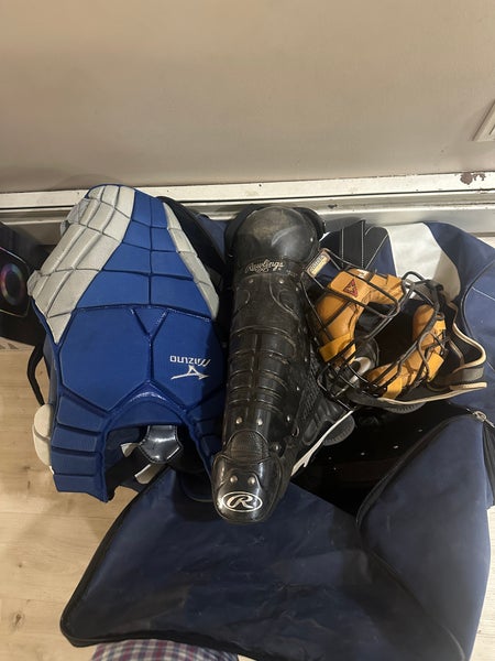 Mizuno Catcher's Set (Used)