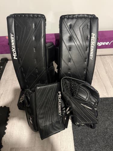 30" Mckenney Regular Goalie Full Set (Used)