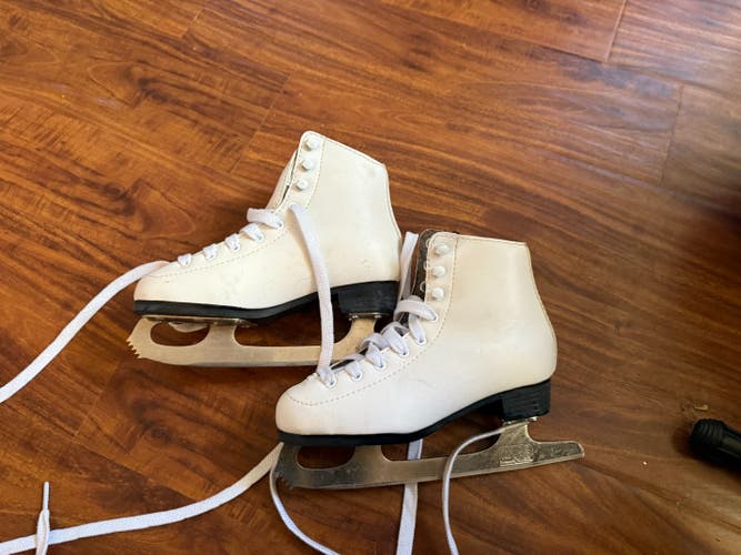 DBX Figure Skates B Junior 13 (Used)