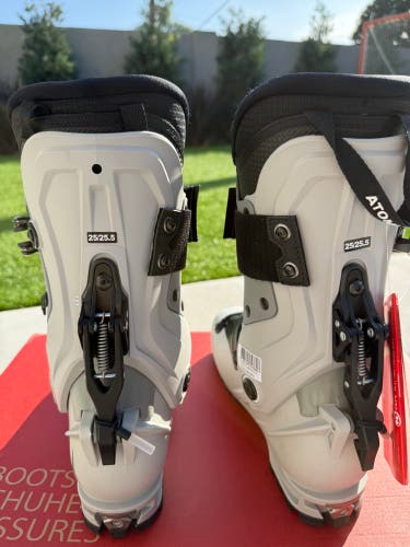 Atomic 26 & 26.5 Women's Atomic Backland Carbon Alpine Touring Ski Boots Medium Flex (New)