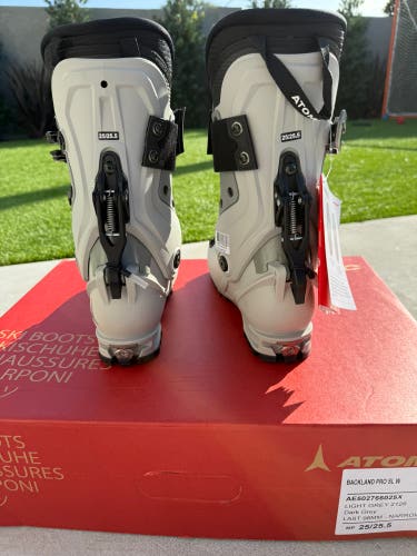 Atomic 26 & 26.5 Women's Atomic Backland Carbon Alpine Touring Ski Boots Medium Flex (New)