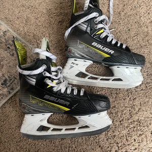 Junior Bauer Vapor X4 Hockey Skates (WIDE) Size 3.5 EE (Used)