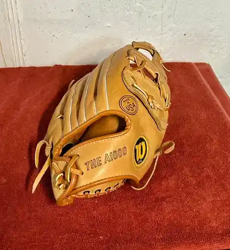Wilson A1000 RHT outfield glove