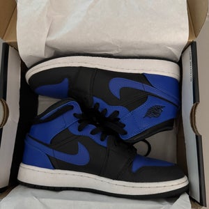 Kid's 4.5Y (Big Kids / Youth) Nike Shoes (Used)