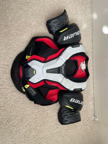Medium Intermediate Bauer Vapor Hyperlite Shoulder Pads (Used)