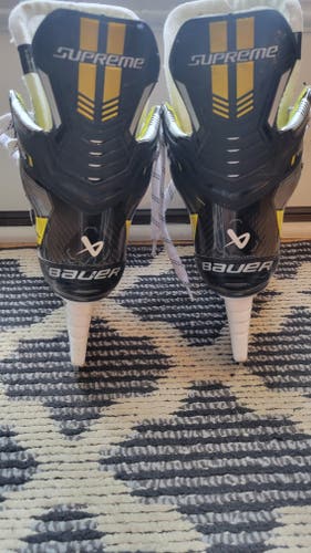 Bauer Ignite Pro Hockey Skates Regular Width Size 4 (Used)