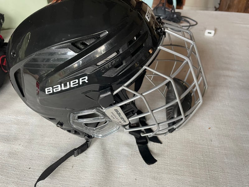 Medium Bauer Re-Akt 85 Helmet (New)