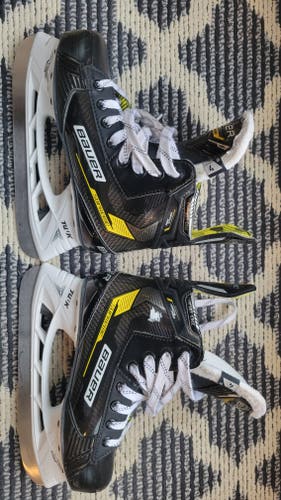 Bauer Ignite Pro Hockey Skates Regular Width Size 4 (Used)