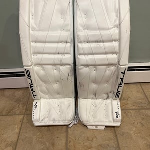32" 2023 True Catalyst 7X3 Goalie Leg Pads (Used)