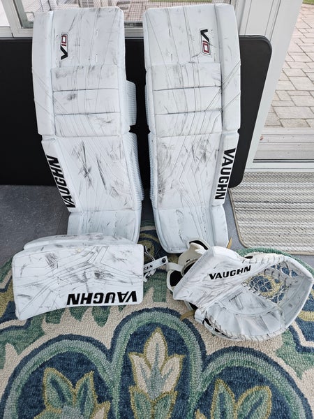 33 +2 2023 Vaughn V10 Pro Carbon Regular Goalie Full Set (Used)