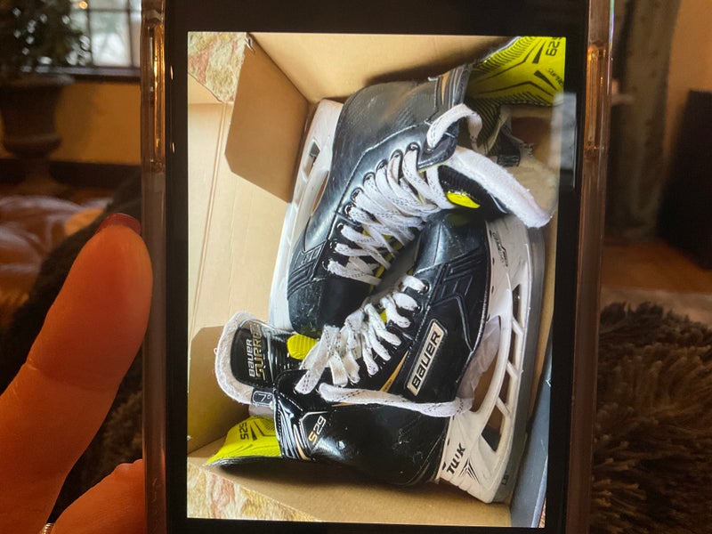 2022 Bauer Supreme S29 Hockey Skates Regular Width 7 (Used)