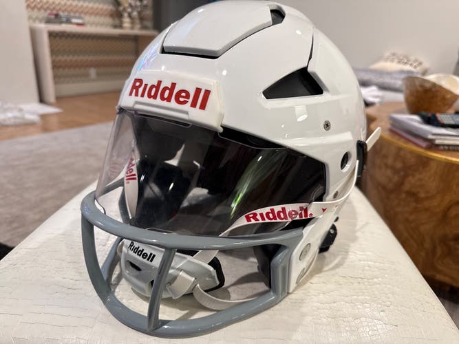 Adult Medium Riddell Axiom Helmet (like new)