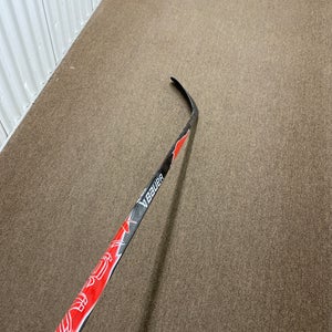 Intermediate Bauer Vapor FlyLite Right Handed Hockey Stick P28 65 Flex (New)