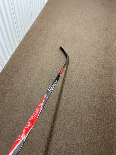 Intermediate Bauer Vapor FlyLite Right Handed Hockey Stick P28 65 Flex (New)